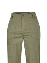 Pantalón estilo cargo de tiro alto en color verde oliva, confeccionado en algodón orgánico. Presenta diseño con paneles reforzados en las rodillas y bolsillos frontales amplios, con cierre tradicional y ajuste cómodo.
