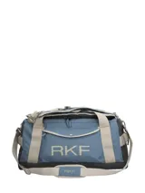 Bolso de viaje RKF de la línea Water Resistant, color azul con detalles en beige y negro, confeccionado en poliéster reciclado. Cuenta con gran capacidad, múltiples compartimentos, asas superiores y correa ajustable y removible.