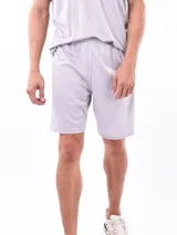 Short deportivo negro de corte recto y largo hasta la rodilla, con cintura elástica.