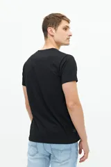 Remera blanca de algodón con cuello en V, manga corta, calce regular y logo bordado en el pecho.