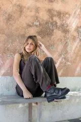 Borcego de cuero color marrón oscuro con acabado desgastado en la puntera. Presenta un diseño de caña corta con cierre lateral y dos tiras ajustables con velcro en el empeine. Cuenta con una suela de goma robusta tipo tractor.