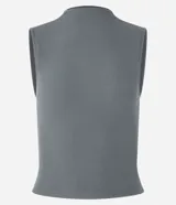 Blusa sin mangas de cuello alto, confeccionada en tejido rib acanalado de color gris. Presenta un diseño ajustado al cuerpo y estilo minimalista.