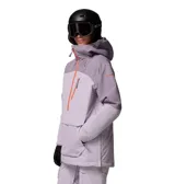 Campera tipo anorak de esquí Columbia, impermeable y transpirable con tecnología Omni-Tech. Presenta un diseño en bloques de color lila, con media cremallera frontal en color naranja, capucha ajustable compatible con casco, bolsillo canguro frontal y bolsillo en el pecho con cierre.
