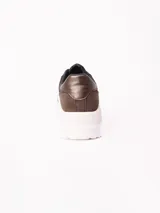 Championes de mujer modelo Thais, confeccionados en poliuretano con diseño combinado en tonos marrón, negro y blanco, cordones marrones y suela de PVC.