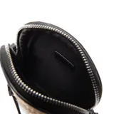 Bandolera mini Extra Large modelo Joan, de formato rectangular vertical en tono natural tejido estilo rafia, con detalles en cuerina negra. Cuenta con cierre superior, bolsillo frontal con cierre, correa regulable y placa metálica con logo de la marca.