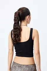 Musculosa corta negra de textura acanalada y escote cuadrado.