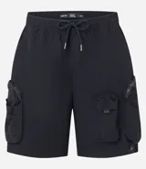 Bermuda masculina de poliéster color negro, corte baggy cropped, con cintura elástica ajustable con cordón y bolsillos funcionales.