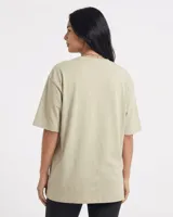 Remerón de corte oversize, color beige, con cuello redondo y mangas cortas. Diseño liso y holgado.