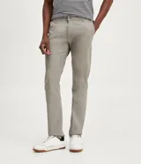 Pantalón de vestir color verde oscuro, corte slim, confeccionado en sarga de algodón y elastano.