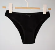 Bombacha básica tiro medio color blanco, confeccionada en algodón elastizado.