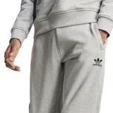 Pantalón de jogging gris con logo de Adidas bordado en negro.