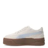 Championes urbanos Puma Karmen II Idol SD, confeccionados en gamuza color beige con detalles en celeste pastel. Presentan una suela de plataforma robusta color marrón y cierre con cordones.