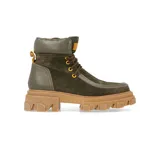 Borcegos de caña baja con diseño robusto, confeccionados en una combinación de gamuza y cuero sintético en tonos verde oliva. Presentan suela track de goma dentada en color suela, cordones al tono con ojalillos amarillos y cuello acolchado para mayor confort.