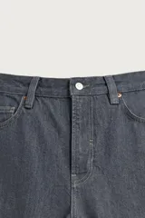 Jeans de corte straight fit, color gris oscuro, confeccionados en denim de algodón rígido, con diseño de cinco bolsillos y cierre frontal con cremallera y botón.