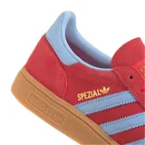 Championes Adidas Handball Spezial, color rojo con detalles en celeste y suela marrón.
