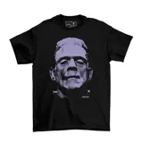 Remera negra de manga corta con estampado frontal de Frankenstein en tonos violetas. Cuenta con cuello redondo y diseño de corte clásico.