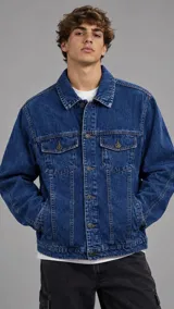 Campera de denim azul de corte clásico, con cierre frontal de botones metálicos, bolsillos con solapa en el pecho y bolsillos laterales ribeteados.