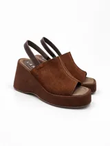 Sandalias de cuero gamuzado color chocolate, con plataforma alta corrida, puntera abierta y tira ajustable en el talón.