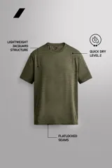 Camiseta técnica regular fit de Zara Athleticz, color verde militar con diseño de rayas sutiles, cuello redondo y manga corta. Confeccionada en tejido ligero, elástico y de secado rápido con costuras planas.