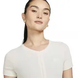 Remera blanca de algodón con cuello redondo, mangas cortas y ajuste ceñido. Presenta un cordón ajustable en el frente para crear un efecto fruncido. Logo de Nike bordado en el pecho.