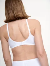 Soutien negro de microfibra sin aro ni relleno, con breteles regulables.