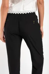 Pantalón negro de viscosa y modal, de corte recto y tiro medio, con cintura elástica y cordón ajustable.