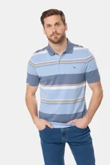 Remera polo de manga corta con diseño de franjas horizontales en tonos beige, azul marino y rosado. Cuenta con cuello clásico y cierre parcial de botones.