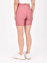 Short tipo biker color terracota, de tiro alto y ajuste al cuerpo.