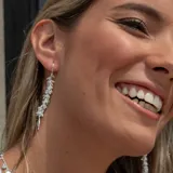 Aros colgantes largos de plata 925 con aguamarinas pequeñas y una aguamarina grande en el extremo inferior.