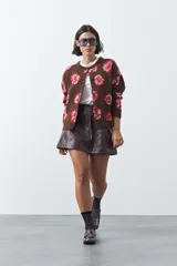 Minifalda de cuero sintético con corte en A y diseño minimalista.