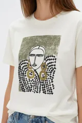 Remera de algodón color blanco, con cuello redondo, mangas cortas y estampa frontal rectangular con motivo de animal print estilo cebra y la palabra 'ICON'.