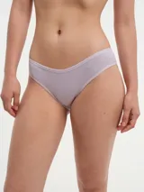 Bombacha tiro bajo color lila, de tejido acanalado y corte clásico.