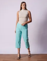 Pantalón capri de gabardina elastizada color beige, marca Zac & Reachel. Pretina ancha elastizada. Delantera y trasera con bolsillos simulados.