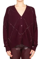 Cardigan de punto color bordó con escote en V y cierre frontal de botones. Presenta un diseño geométrico de rombos delineado con micro lentejuelas brillantes, corte oversize y puños acanalados.