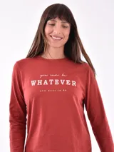 Remera de manga larga color beige, con cuello redondo y estampado frontal que dice "Magic is something you make" en color lila.