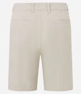 Bermuda recta color gris claro, confeccionada en algodón con textura. Cuenta con cintura con trabillas, cierre tradicional y bolsillos.