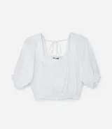 Blusa blanca de twill de viscosa, con escote cuadrado, mangas cortas abullonadas con elástico y volado, elástico en el bajo, y lazo en la espalda.