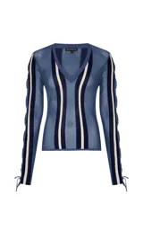 Sweater fino Le Lis Blanc modelo Kris, de tejido calado y transparente color azul con escote en V profundo y rayas verticales en contraste blanca y azul marino en el frente y las mangas.
