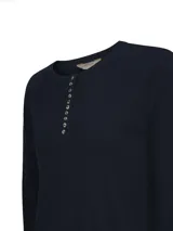 Sweater de punto color azul marino, con cuello redondo y cierre frontal parcial con múltiples botones, de manga larga con hombros raglán.