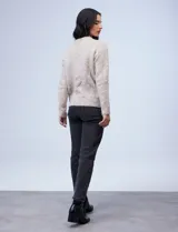 Buzo de lana melange color tostado, con cuello redondo y mangas largas.