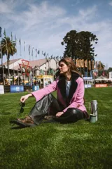 Tapado de paño de lana color beige con rayas finas marrones, cuello de piel sintética color crema, bolsillos delanteros y cierre con botón de asta.