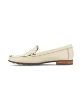 Mocasín de cuero con textura reptil color crema, de corte clásico y elegante, con costuras visibles y suela de goma con tacón bajo de madera.