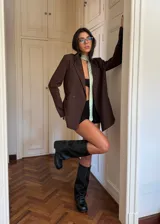 Botas bucaneras de cuero vegano en color negro, con diseño de caña holgada y efecto arrugado. Presentan punta redondeada y suela plana.