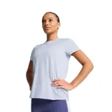 Remera deportiva Puma de corte regular, color celeste claro, con cuello redondo y mangas cortas. Presenta un diseño minimalista con el logo de la marca sutilmente integrado en el pecho.