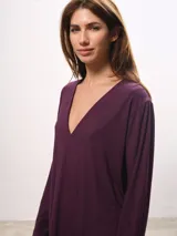 Remera de manga larga color violeta con escote en V profundo y tajos laterales.