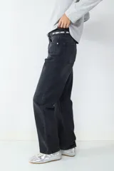 Jeans de tiro alto con corte recto, diseño clásico de cinco bolsillos y cierre frontal con cremallera y botón metálico.