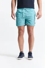 Short de baño celeste con estampado de motivos marinos en blanco. Tiene cintura elástica con cordón ajustable, dos bolsillos laterales y uno trasero.