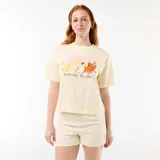 Pijama de dos piezas color amarillo, compuesto por una remera de manga corta con estampa frontal de Simba, Timón y Pumba bajo un arcoíris y la frase "Explore the wild", y un short a rayas sutiles con elástico en la cintura.