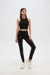 Top sin mangas color verde oliva, al cuerpo y cuello redondo.