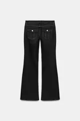 Jeans de tiro bajo y diseño bootcut, con efecto lavado, trabillas y cinco bolsillos clásicos. Cuenta con cierre frontal de cremallera y botón metálico.